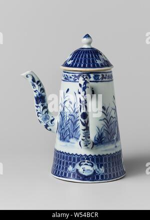 Cafetière conique avec une image du parasol, Dame de porcelaine cafetière Conin avec l'oreille en forme de c et le bec en forme de s à angle droit, peint en bleu sous glaçure. Sur le mur une dame par un étang de roseaux désignant trois oiseaux en face d'elle sur la terre, à côté de la dame d'un greffier tenant une riche décoration parasol au-dessus de sa tête. Sur le bord des branches de fleurs parsemées d'un médaillon. Le bas du mur avec un motif nid d'interrompue par deux cartouches avec une branche de pivoine et de deux médaillons à un canard de natation. L'oreille et la buse avec fleur de vignes. Le spectacle Banque D'Images