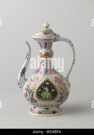 Ewer avec fleur d'ornement et d'arrosage, les frontières entre les garçons, plantes lotus verseuse en porcelaine avec un corps en forme de poire, en forme de S long bec, propagation et une oreille. Décor peint en bleu et sur l'émail en bleu, rouge, rose, vert, jaune, noir et or. Sur le mur deux cartouches modélisé avec un garçon sur une feuille de lotus entre lotus vrilles, sprays de fleurs de chaque côté de la cartouches, bande décorative avec vrilles dans des compartiments sur l'épaule et autour du pied, fleur de vigne sur un épaississement annulaire dans le cou, au-dessus qu'une bande décorative avec sections gondolé, la frontière Banque D'Images