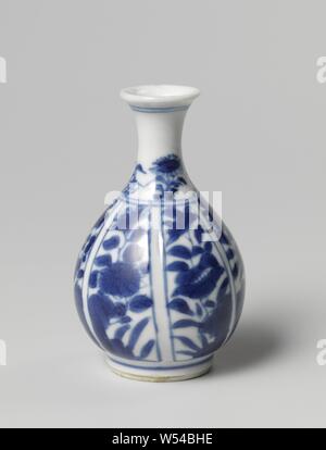 Vase bouteille miniature avec des plantes à fleurs dans les panneaux, six miniatures-lobées, vase en porcelaine en forme de bouteille avec corps en forme de poire et de propager le cou, peint en bleu sous glaçure. Le mur est divisé en six compartiments avec des plantes à fleurs près d'un rocher. Fleur sur le cou des branches et brindilles. Ornement bleu et blanc issus de formes végétales, anonyme, la Chine, l'c. 1675 - c. 1724, Qing Dynasty, Kangxi (1644-1912) / (1662-1722) Période / Yongzheng-période (1723-1735), Porcelaine, glaçure (matériel), le cobalt (minéral), peinture, H 7,1 cm d 4,3 cm Banque D'Images