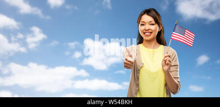 Happy asian woman avec le drapeau américain Banque D'Images