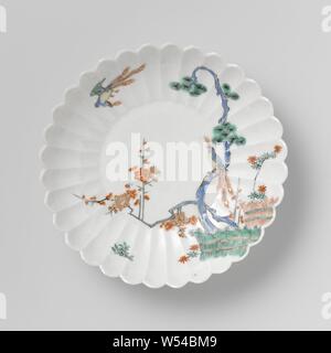 Soucoupe-plat avec le 'trois amis' près de broussailles de clôtures et de deux oiseaux-hoo, plat en porcelaine avec une paroi côtelée et un bord lobé, peinte sur l'émail en bleu, rouge, vert, jaune, noir et or. À l'avant les trois amis de l'hiver' (bambou, prunus, pin) derrière deux lié aux couvertures. L'un des oiseau sur une branche, l'autre battant. Kakiemon, Arita., anonyme, le Japon, l'c. 1670 - c. 1690, période Edo (1600-1868), Porcelaine, glaçure (matériel), de l'or (métal), dorure, H 4,4 cm d 16,3 cm d 8,6 cm Banque D'Images