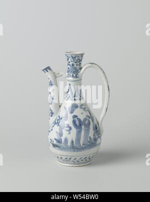 Ewer avec les chiffres dans un paysage floral et morte, tasses verseuse à corps en forme de poire, s'étendant du cou, en forme de c et la tuyère d'oreille droite qui plie légèrement en haut et est attaché au cou. Décor peint en bleu. Sur le ventre deux paysages avec une seule séance et personne debout, les deux autres personnes debout. Autour du pied et sur l'épaule une bande avec une feuille de vigne, sur l'épaulement sur cette bande fait des motifs de feuilles. Le cou avec vrilles lotus. Le déversoir et l'oreille à la fleur de vigne. Arita, bleu et blanc., anonyme, le Japon, l'c. 1650 - c. 1680, période Edo (1600-1868), glaçure Banque D'Images