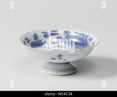 Tazza (plat sur pieds) avec tête et ruyi, sprays de fleurs Tazza (plat à pied) de la porcelaine sur un haut, la diffusion de base, peint en bleu sous glaçure. Sur l'étagère un ruyi motif dans un médaillon. Le mur avec quatre sprays de fleurs (prunus, pivoine, chrysanthème, lotus). Le mur extérieur avec des groupes de points. Trois lignes bleues sur le pied. Le crack de la porcelaine bleu et blanc., anonyme, la Chine, l'c. 1600 - c. 1624, dynastie Ming-(1368-1644) / Wanli-période (1573-1619) / Tianqi-période (1621-1627), Porcelaine, glaçure (matériel), le cobalt (minéral), la vitrification, H 3,7 cm d 8,8 cm d 13,5 cm Banque D'Images