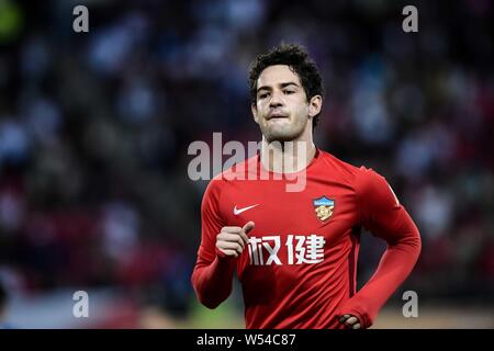 --FILE, joueur de football brésilien, Alexandre Rodrigues da Silva, connu sous le nom de Pato, de Tianjin Quanjian est représenté dans le 24ème match contre Chongqi Banque D'Images