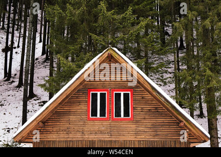 Les fenêtres rouges d'un chalet de montagne Banque D'Images