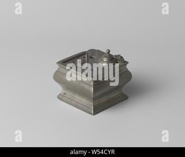 Jeux d'encre de l'étain avec plateaux triangulaires, d'encres de l'étain. Le carré extérieur est sur une base de profilé qui se transforme en murs convexes. Sur le dessus une diagonale est placé avec deux ouvertures pour les axes. Un récipient triangulaire peuvent être placés de chaque côté du pneu : un encrier avec couvercle en forme de cloche et seule charnière charnière et de l'autre côté un conteneur pour le sable qui a été ouvert en haut et dispose d'un bouton., Hendrik Jacobus van Kleef (I), Rotterdam, ch. 1785, l'étain (métal), fondation, H 7,5 cm l 6,8 cm Banque D'Images