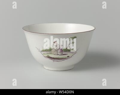 Bol bol Bol bol Slop bowl, peint en violet avec une figure féminine dans un paysage, Bol bol peint en mauve avec une femme debout dans un paysage. Marqués de deux épées croisées et trois balles dans le décor sous glaçure bleu. porseleinfabriek, Weesper, Weesp, ch. 1759 - c. 1771, porcelaine (matériau), h 10,3 cm × 18,3 cm d, ch. 1759-1771 Banque D'Images