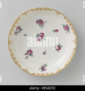 Bol, peint avec des roses éparpillés, Bol de porcelaine. Bord cannelé avec rocaill en relief des motifs le long de celle-ci, en partie doré, partiellement recouverts de guirlandes de feuilles d'or. Avec de la garniture garniture de feuilles d'or sur le bord. Peint avec des roses éparpillés en rose, vert, bleu et gris., Manufactuur Oud-Loosdrecht, Loosdrecht, ch. 1778 - c. 1782, porcelaine (matériau), h 5,5 cm × d 30 cm Banque D'Images