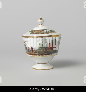 Sucrier, peint avec une rivière paysage de fermes et de figures, vase en porcelaine en forme de bol de sucre, peint avec une rivière paysage de fermes, entouré d'arbres, et quelques chiffres sur l'eau. Aussi deux nuages de fleurs. Sous l'émail marquée en bleu : Amstel., Koninklijke Porseleinfabriek Dommer & Co., Nieuwer-Amstel, 1809 - en 1814 ou avant, porcelaine (matériau), d 10,1 cm × H 8 cm Banque D'Images