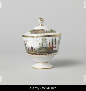 Sucrier, peint avec une rivière paysage de fermes et de figures, vase en porcelaine en forme de bol de sucre, peint avec une rivière paysage avec ferme entourée d'arbres, et quelques chiffres sur l'eau. Aussi deux nuages de fleurs. Sur le couvercle, avec bouton octogonal, un paysage et de trois fleurs d'éparpillement. Les bords sont découpés avec de l'or. Sous l'émail marquée en bleu : Amstel., Koninklijke Porseleinfabriek Dommer & Co., Nieuwer-Amstel, 1809 - en 1814 ou avant, porcelaine (matériau), h 12,9 cm d 10,1 cm H 8 cm h 5,1 cm × d 10 cm Banque D'Images