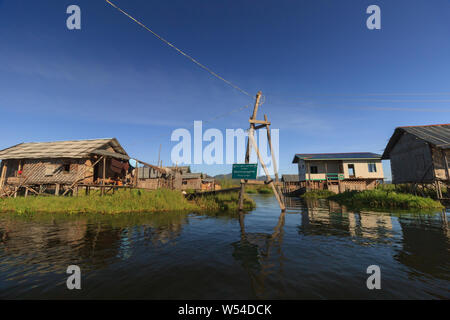 Villages flottants sont trouvés partout dans le lac Inle situé dans le centre de Myanmar Banque D'Images