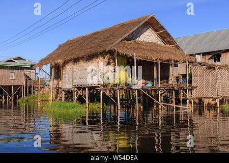 Villages flottants sont trouvés partout dans le lac Inle situé dans le centre de Myanmar Banque D'Images