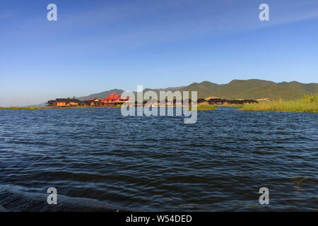 Villages flottants sont trouvés partout dans le lac Inle situé dans le centre de Myanmar Banque D'Images