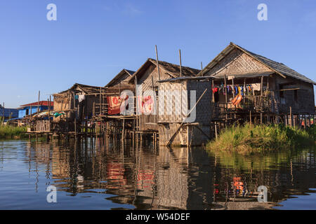 Villages flottants sont trouvés partout dans le lac Inle situé dans le centre de Myanmar Banque D'Images