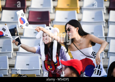 Un fan de football sud-coréen portant le drapeau national de la Corée du Sud pour appuyer l'équipe nationale de football de la coupe d'Asie de l'AFC 2019 football groupe C Banque D'Images