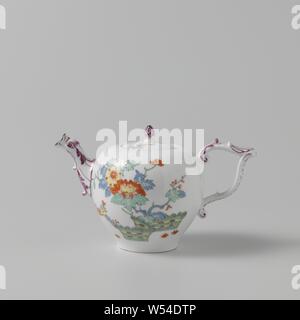 Théière avec couvercle, peint multicolore avec un décor Kakiemon, porcelaine peinte. Le pot a une riche décoration et la tuyère d'oreille et est peint sur un côté avec chrysanthèmes derrière lié les haies et de l'autre avec un ho-ho oiseau et fleurs. La théière est marqué., Meissener Porzellan Manufaktur, Meissen, ch. 1735, porcelaine (matériau), h 10,9 cm × 17,8 cm × d w 10,1 cm Banque D'Images