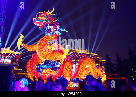 Belles lanternes sont sur l'affichage pour la prochaine fête du printemps ou le Nouvel An Chinois (année du cochon) pendant la lanterne Jardin Furong Datang F Banque D'Images