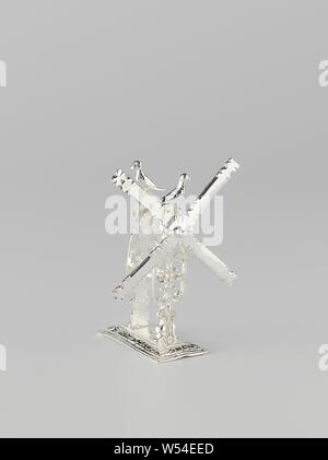 Trois moulins à vent pour puiser de l'eau Moulin pour puiser de l'eau, les murs avant et arrière d'un moulin sont sur une plaque rectangulaire. Les murs sont coupés et supporter le pivot sur lequel l'hélice tourne. Les lames sont dentées. Il y a un oiseau sur le dessus de chaque mur de l'usine. Le bord de la plaque est décorée. Il y a un trou dans la plaque que d'une corde est attachée à la broche et qui peuvent rendre les pales tournent en tirant dessus. Le moulin est marqué : mt.  = Wessel Jansen, moulin, Wessel Jansen, Amsterdam, ch. 1650 - avant 1696, de l'argent (métal), h 6,2 cm × w 4,7 cm × 3,8 cm d Banque D'Images