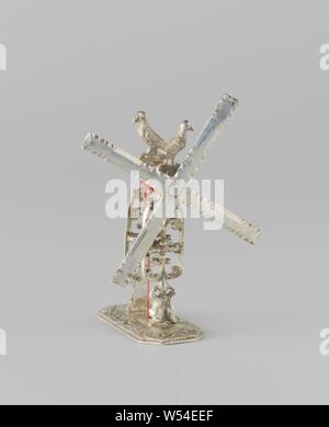 Trois moulins à vent pour puiser de l'eau Moulin pour puiser de l'eau, sur une plaque rectangulaire avec coins biseautés, sont l'avant et à l'arrière du mur d'un moulin. Les murs sont coupés et supporter le pivot sur lequel l'hélice tourne. Les lames sont dentées. Il y a un oiseau sur le dessus de chaque mur dans l'usine. Le bord de la plaque est décorée. Il y a un trou dans la plaque que d'une corde est attachée à la broche et qui peuvent rendre les pales tournent en tirant dessus. Le moulin est marqué : mt.  = 443 pieds et d'une hache, moulin, Johannes van Somerwil (I) (attribué à), Amsterdam, 1760, de l'argent (métal) Banque D'Images