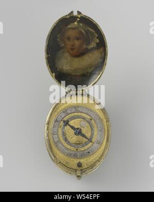 Montre de col avec indication de la date, de la lune et l'anneau de cuivre ovale, aspectarium watch, la carrure décorée avec des vrilles argent martelé et soulagement. Les deux bustes sont peints les bustes, l'un avec l'aile cap et d'usine de col, le deuxième d'un diadème et un col qui s'enroule autour des épaules (à partir d'une date ultérieure). Les décorations en forme ovale, ligne téléphonique dispose d'un chiffre d'argent anneau avec chiffres romains gravés et un pignon rotatif avec les chiffres mensuels. Une main. La platine, avec un long intervalle est marqué : W. Vibrandi Leoardice, personnes historiques - BB - femme ((full) buste portrait), Wybe Wijbrants, ch. 1610 Banque D'Images