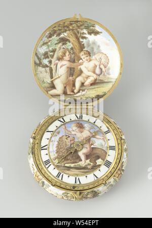 Pocket Watch Watch classique avec des histoires d'amour, le jugement de Paris, le vol de l'Europe, la grève d'Helena et la victoire de l'amour, Grand regarder avec un e-mail peinture dans le style de Huaud. Dans l'arrière-plan, une scène représentant Paris, remettant l'apple à Vénus, qui se trouve entre Junon et Minerve. pour Venus est un Amor avec un archet. Sur le bord convexe, six paysages en médaillons, séparés par des rosettes. Le vol de l'Europe est peint sur l'avant-bas et comme un contre-e-mail dans l'arrière-fond d'une vue sur la rivière d'une cuisine et de quatre navires plus petits, sur la banque d'un jeune couple avec deux Banque D'Images