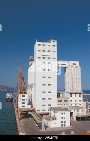 Ascenseur dans le port. Savona, Italie Banque D'Images