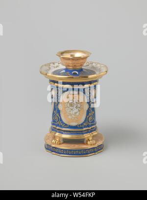 Couvrir d'un vase de fleurs, volutes et oiseaux, couvert d'une vase en porcelaine à quatre côtés, peinte sur l'émail en bleu, couleur saumon et or. Sur la partie supérieure amovible de la vase un band avec vrilles et motifs de diamants, cinq trous et un prisme décagonal forme tête décorée avec des guirlandes et des capitules, et avec un fond ouvert., anonyme, France, ch. 1800 - c. 1899, Porcelaine, glaçure (matériel), de l'or (métal), la vitrification, H 4,6 cm d 8,2 cm Banque D'Images