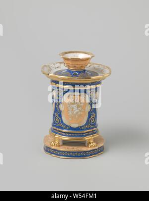 Couvrir d'un vase de fleurs, volutes et oiseaux, couvert d'une vase en porcelaine à quatre côtés peints sur l'émail en bleu, couleur saumon et or. Sur la partie supérieure amovible de la vase un band avec vrilles et motifs de diamants, cinq trous et un prisme décagonal forme tête décorée avec des guirlandes et des capitules, et avec un fond ouvert., anonyme, France, ch. 1800 - c. 1899, Porcelaine, glaçure (matériel), de l'or (métal), la vitrification, H 4,6 cm d 8,2 cm Banque D'Images