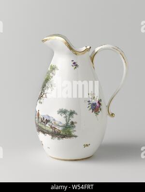 Pot à eau eau cruche d'eau, peint avec peinture de paysage avec deux figures à côté d'un arbre, eau verseuse en porcelaine. Peint multicolore avec une grande peinture de paysage avec deux figures près d'un arbre, les vaches et les moutons et les montagnes en arrière-plan. Un bouquet de fleurs multicolores et d'éparpillement des fleurs sur chaque côté de l'oreille. Bouche oreille rim et recouverts d'or. Or le long de la pointe du pied., Manufactuur Oud-Loosdrecht, Loosdrecht, ch. 1778 - c. 1782, porcelaine (matériau), h 24,1 cm × 18,8 cm × d w 14,3 cm Banque D'Images