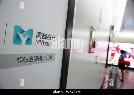 --FILE--un piéton passe devant une publicité pour banque Internet MYbank administré par Ant Financial Services Group, une filiale d'e-commerce chinois gi Banque D'Images