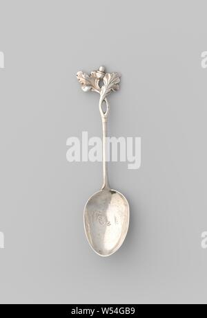 Cuillère à confiture avec bol ovale et de la tige se terminant en feuilles de chêne, cuiller appartenant à la moutarde en pots (15739a, b). Scoop ovale et chair qui se termine dans deux feuilles de chêne superposées avec acorn entre eux. Marque : AMSTERDAM, Maker's Mark C.B. (Attribué à Caspar Binkering). Numérotés de A et B. Caspar, Binkering, Amsterdam, ch. 1770 - c. 1780, de l'argent (métal), l 10,6 cm 2,5 cm w 11 w Banque D'Images