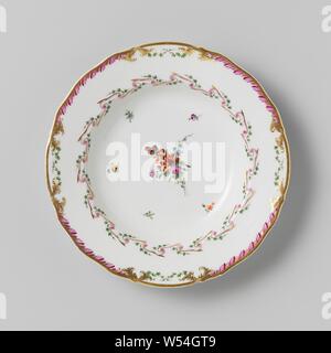 Modèle de plaque, profonde, appartenant à un service avec un ruban en bandoulière avec motif feuilles, bouquets de fleurs éparpillés et branches, appartenant à un service en porcelaine avec bandoulière motif ruban de pourpre et d'or avec des feuilles vertes, bouquets de fleurs éparpillés et branches. Les bords légèrement le carton ondulé à décor en or avec un motif de feuilles pourpre vert feuille croisés entre lesquels le motif. Marqué : Mf. L'DIHL ET GUERHARD à PARIS. Série de onze pièces., Dihl et Guerhard, Amsterdam, 1780 - en 1820 ou avant, porcelaine (matériau), h 4 cm × d 24,5 cm Banque D'Images