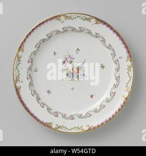 Télévision, plaque modèle, appartenant à un service avec un ruban en bandoulière avec motif feuilles, bouquets de fleurs éparpillés et branches, appartenant à un service en porcelaine avec bandoulière motif ruban de pourpre et d'or avec des feuilles vertes, bouquets de fleurs éparpillés et branches. Les bords légèrement le carton ondulé à décor en or avec un motif de feuilles pourpre vert feuille croisés entre lesquels le motif. Marqué : M.O.L. ou AMSTEL., Manufactuur Oud-Loosdrecht, Loosdrecht, 1780 - en 1820 ou avant, porcelaine (matériau), h 3 cm × d 25,0 cm Banque D'Images