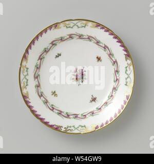 Télévision, plaque modèle, appartenant à un service avec un ruban en bandoulière avec motif feuilles, bouquets de fleurs éparpillés et branches, appartenant à un service en porcelaine avec bandoulière motif ruban de pourpre et d'or avec des feuilles vertes, bouquets de fleurs éparpillés et branches. Les bords légèrement le carton ondulé à décor en or avec un motif de feuilles pourpre vert feuille croisés entre lesquels le motif. Marqué : M.O.L. ou AMSTEL., Manufactuur Oud-Loosdrecht, Loosdrecht, 1780 - en 1820 ou avant, porcelaine (matériau), h 3 cm × d 25,0 cm Banque D'Images