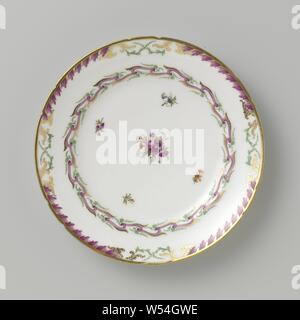 Télévision, plaque modèle, appartenant à un service avec un ruban en bandoulière avec motif feuilles, bouquets de fleurs éparpillés et branches, appartenant à un service en porcelaine avec bandoulière motif ruban de pourpre et d'or avec des feuilles vertes, bouquets de fleurs éparpillés et branches. Les bords légèrement le carton ondulé à décor en or avec un motif de feuilles pourpre vert feuille croisés entre lesquels le motif. Marqué : M.O.L. ou AMSTEL., Manufactuur Oud-Loosdrecht, Loosdrecht, 1780 - en 1820 ou avant, porcelaine (matériau), h 3 cm × d 25,0 cm Banque D'Images