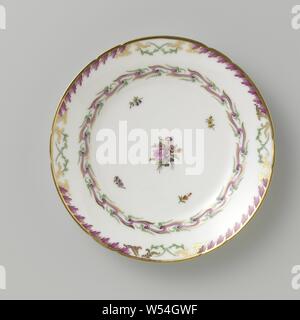 Télévision, plaque modèle, appartenant à un service avec un ruban en bandoulière avec motif feuilles, bouquets de fleurs éparpillés et branches, appartenant à un service en porcelaine avec bandoulière motif ruban de pourpre et d'or avec des feuilles vertes, bouquets de fleurs éparpillés et branches. Les bords légèrement le carton ondulé à décor en or avec un motif de feuilles pourpre vert feuille croisés entre lesquels le motif. Marqué : M.O.L. ou AMSTEL., Manufactuur Oud-Loosdrecht, Loosdrecht, 1780 - en 1820 ou avant, porcelaine (matériau), h 3 cm × d 25,0 cm Banque D'Images