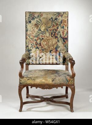 Fauteuil garni de tapisserie avec des vases avec des fruits et du feuillage, Fauteuil reposant sur des jambes en forme de S sur les sabots, se terminant en mouvement dans une volute dans le cadre du siège, qui au milieu de l'écran un shell avec des frondes de feuilles contre un arrière-plan en damier. Comme la croix en X, l'accoudoir en forme de S, la fenêtre dos Struts Struts et les volutes des accoudoirs droit autrement sont décorées de sculptures, principalement avec des motifs de feuilles. Les accoudoirs, le siège et le châssis arrière rectangulaires sont recouverts de tapisseries, clouée avec des vases avec des fruits et des fleurs., anonyme, France, ch. 1700 - c. 1725 Banque D'Images