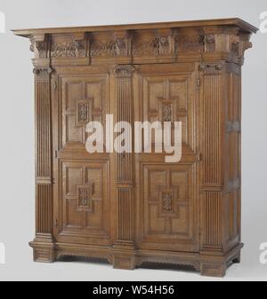 Rangements armoire en chêne avec chapiteaux ioniques, cabinet de chêne avec chapiteaux ioniques. Les deux portes ont deux panneaux placés l'un au-dessus de l'autre avec cartouches insérées dans le milieu des sections. Les consoles du capot sont ornées d'une tête d'homme, une femme chef et chefs de Monster. La console centrale porte la date de 1607 sur un cartouche. Le meuble repose sur des pieds ornementés de blocs, masque, mascaron, ornement, ordre ionique, l'architecture, l'anonyme, Pays-Bas, 1607, bois (chêne), le matériel végétal (bois), h 232,0 cm × w 229,5 cm 85,5 cm × d w 195,0 cm 71,8 cm d Banque D'Images