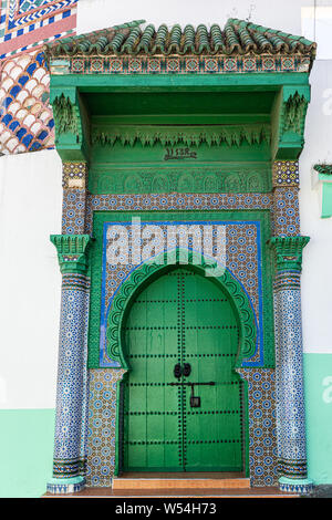 Richement décorée porte verte à Tanger, Maroc Banque D'Images
