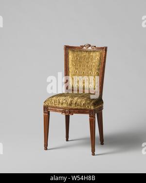 Chaise en acajou recouvert d'une chaîne avec un motif continu de fleurs suspendues ovale dans laquelle une fleur sur la masse à rayures, Président de l'acajou recouvert d'un motif ovale de continu suspendu à un ruban avec une fleur sur un terrain à rayures. Les pieds carrés sont cannelures. La ligne de front est décoré au milieu avec une couronne de laurier et d'une pendule. Le cadre arrière est en forme de parallélogramme et le contre-batteur. Le seuil supérieur est décorée d'une guirlande de laurier et vase poignardé. Le couvercle est fixé à l'aide de clous à tête dorée. Le président appartient à un ameublement, anonyme, du Nord Banque D'Images