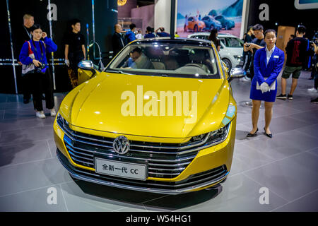 --FILE--une voiture Volkswagen T-Roc est affiché durant le 16ème Chine (Guangzhou) Exposition internationale de l'automobile, également connu sous le nom de Auto Guangzhou 2018, Banque D'Images