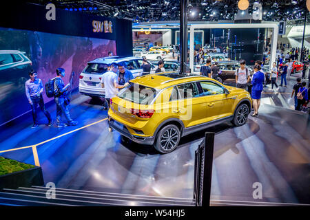 --FILE--une voiture Volkswagen T-Roc est affiché durant le 16ème Chine (Guangzhou) Exposition internationale de l'automobile, également connu sous le nom de Auto Guangzhou 2018, Banque D'Images