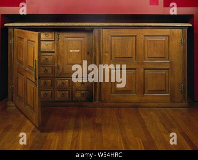 Armoire de classement des Etats généraux, l'armoire de classement avec deux portes, chacune divisée en quatre panneaux par image. Le centre et les poteaux d'angle à l'avant sont des cannelures. En interne, l'armoire comporte trente-cinq tiroirs et cinq tiroirs de plus grande taille, ainsi qu'une armoire intérieure qui peut être fermée séparément. À l'avant des tiroirs sont des étiquettes avec les noms des pays sur des documents qui ont été déposés., anonyme, 1600 - 1699, Noord-Nederland, bois (matière végétale), l'épinette (bois), chêne (bois), la peinture (revêtement), de fer (métal), de cuivre (métal), papier, h 128 cm × 287 cm × w d 92 cm Banque D'Images