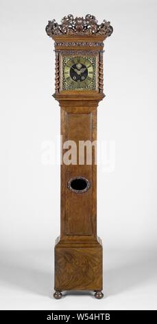 Article horloge de parquet, Réveil Réveil permanent collée avec ronce de noyer sur une base en chêne. L'armoire possède une porte avec une ouverture ovale entouré par les bords des feuilles et qu'il repose sur une base plus large sur les jambes. Le boîtier d'horloge s'est articulée la colonne corinthienne et colonnes trimestre et est décorée avec des fleurs et feuilles inséré la vigne. L'accessoire se compose d'acanthe ajourés des boissons, avec un aigle sur les coins. Le cadran, derrière le verre et entouré de vignes, feuilles de laiton indique l'heure, la date et la phase de lune et est marqué : 'Closs Stephens Angharad Amsterdam', ornements, art, anonyme, Amsterdam, c. 1690 - c. 1695, noyer Banque D'Images