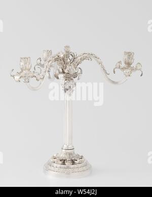 Paire de candélabres candélabre avec trois bras, décoré de feuilles d'acanthe Paire de candélabres, les candélabres se composent d'un chandelier, rond en coupe, et une pièce jointe avec trois bras. Le pied repose sur la base fortifiée. Un ojive profil orné de feuilles d'acanthe et au-dessus de lui une sphère ornée de fasces profil entouré par une plaque, sur laquelle huit volumes ornés de feuilles d'acanthe sont disposés en rayons. Ils portent un hollowly rosette incurvée faite de feuilles d'acanthe, qui est couronné par une bande lisse. Le tronc cylindrique s'élève au-dessus de elle, avec une base en arc convexe Banque D'Images