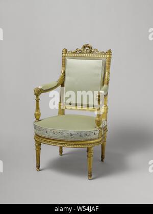 Paire de fauteuils Fauteuil, dorures et rembourrés. Les jambes coniques sont constitués de bagues, regroupés par des flèches avec linteau construction flamme avec flamme, arc ajouré, couronne et ruban, Fauteuil, dorures et rembourrés. Les jambes coniques sont constitués de bagues regroupés par des flèches. Bords décoratifs sur les rebords et sur trois côtés du siège. L'accoudoir en forme de vase cannelé reste struts sur des maisons qui sont visibles sur un côté. Les accoudoirs débordent de feuilles d'acanthe dans la vitre arrière, y compris une tête de chien sur les extrémités. Les styles retour à cannelures sont décorées. La partie supérieure montre bas entre les parties supérieures d'une flamme Banque D'Images