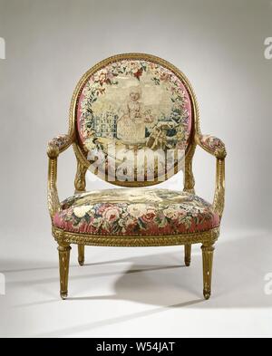 Meubles fauteuil en tapisserie avec une fille avec un panier de fleurs (petite jardinière / petite fille portant des fleurs) (retour) et la fable des deux coqs (siège), Fauteuil de bois de hêtre doré, reposant sur des jambes en forme conique. Le fauteuil fait partie d'un meuble. Sur le châssis du siège incurvé rose et la fenêtre ovale couverte en arrière, sur un fond rose, les représentations sont faites dans des couronnes de fleurs (tapisserie de Beauvais)., Manufacture Royale des Gobelins, France, ch. 1755 - c. 1765 et/ou c. 1935, noyer (bois dur), dorure (matériau), ketting, inslag, dorure, h 101 cm × w 78 cm × d 75 cm Banque D'Images