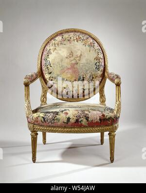 Meubles fauteuil en tapisserie avec une danseuse (petite danseuse) (retour) et la fable du héron (siège), fauteuil en bois de hêtre doré, reposant sur les jambes de forme conique. Le fauteuil fait partie d'un meuble. Sur le châssis du siège incurvé rose et la fenêtre ovale couverte en arrière, sur un fond rose, les représentations sont faites dans des couronnes de fleurs (tapisserie de Beauvais)., Manufacture Royale des Gobelins, France, ch. 1755 - c. 1765 et/ou c. 1935, noyer (bois dur), dorure (matériau), ketting, inslag, dorure, h 101 cm × w 78 cm × d 75 cm H 43 cm × 53 cm d Banque D'Images