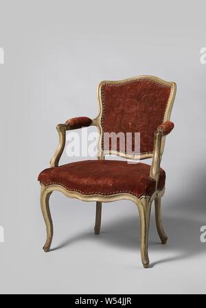 Fauteuil en forme de S sur les pattes avant incurvé, peint en gris et Noyer recouvert de velours rouge avec motif branche rose, fauteuil en noyer peint en gris rouge velours avec clouée avec un motif de la direction générale de rose. Les pattes de devant en forme de S, placé à un angle, fusionner dans l'échelle des lignes de siège sans interruption. Le siège trapézoïdal est légèrement courbée à l'avant et sur les côtés. Les accoudoirs reculent vers l'extérieur, ont pads et fin en volutes. Struts l'accoudoir se fondent dans l'accoudoir dans un S-forme. La fenêtre arrière repose sur les petites jambes de force, de styles et de filons-couches légèrement courbé., anonyme, France, 1750 Banque D'Images