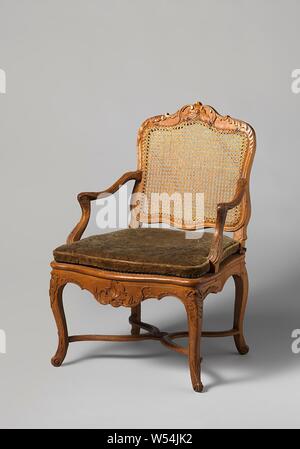 Fauteuil en noyer et hêtre bois avec jambes à angle en forme de S, croix en X avec rosette, motifs sculptés et fleur, dossier et assise faite de Reed, avec coussin séparé, fauteuil en noyer et hêtre (ameublement) avec les jambes à angle en forme de S, reliées par une vaste croix en X avec rosette. Les seuils et les règles et les jambes sont décorées avec des motifs de feuilles et fleurs sculptées. Dossier et assise en tissus de l'osier. Coussin séparé de shaved (vert). Moderne, anonyme, France, ch. 1750, bois (matière végétale), noyer (bois dur), Hêtre (bois), h 95,5 cm h 40,0 cm l 67,0 cm × 60,0 cm d w 60,0 cm Banque D'Images